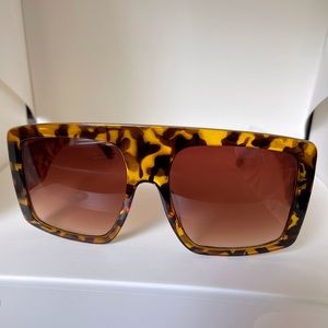 Women’s oversized sunglasses